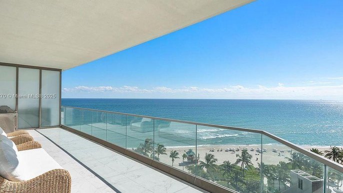 Balc&oacute;n privado de condominio frente al mar con vista a la playa y al oc&eacute;ano Atl&aacute;ntico en Sunny Isles Beach, Florida