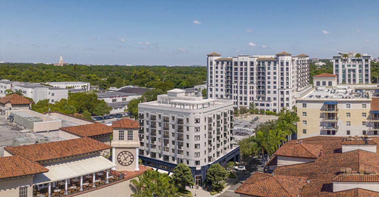 Vista a&eacute;rea de The Avenue Coral Gables entre los tejados de Coral Gables cerca de los Shops at Merrick Park