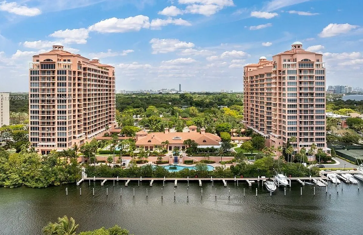 Torres de condominios The Gables Club frente al agua en Coral Gables