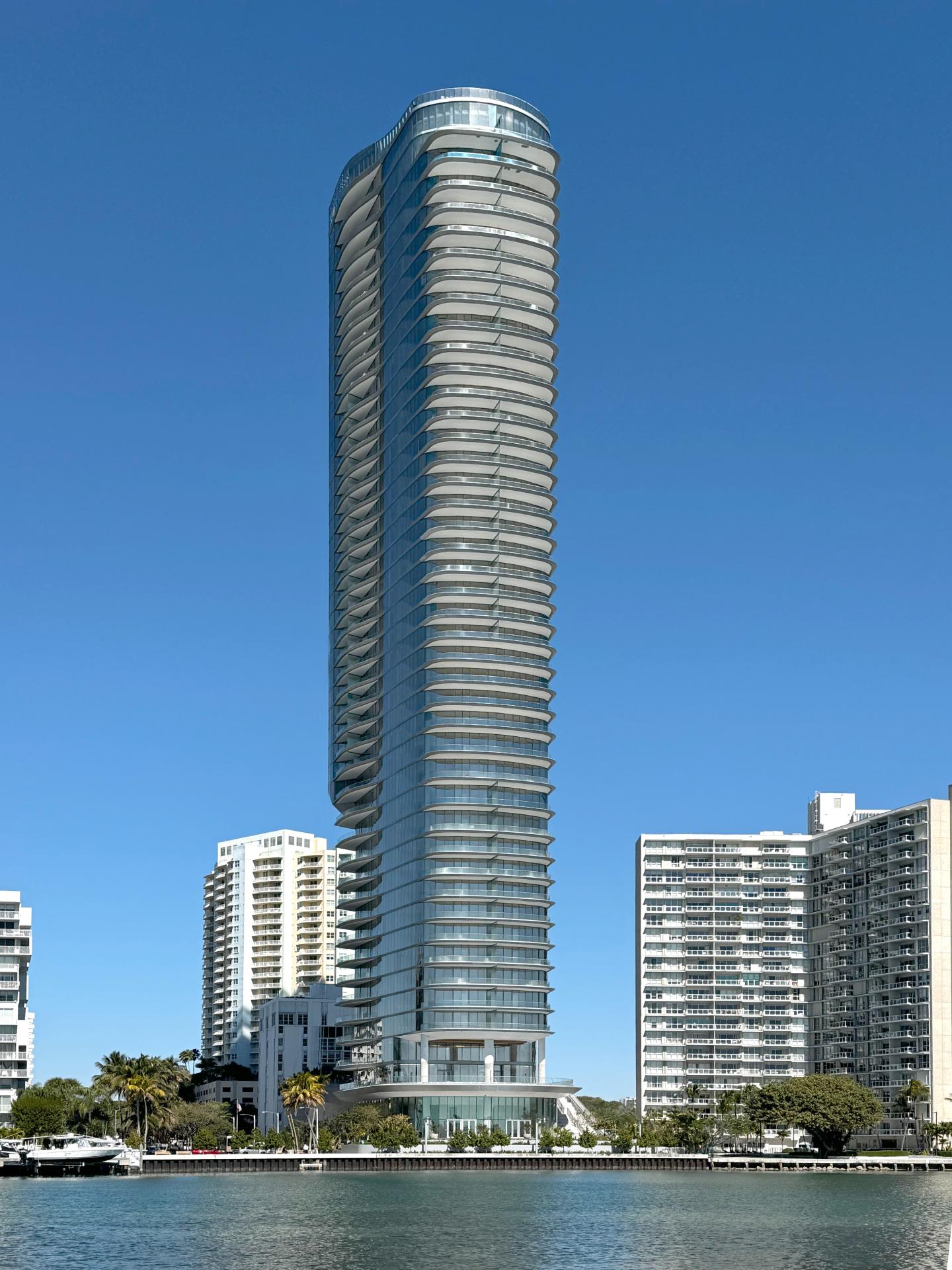 Una Residences, una torre de condominios de 47 pisos inspirada en yates frente al agua en South Brickell, Miami, Florida