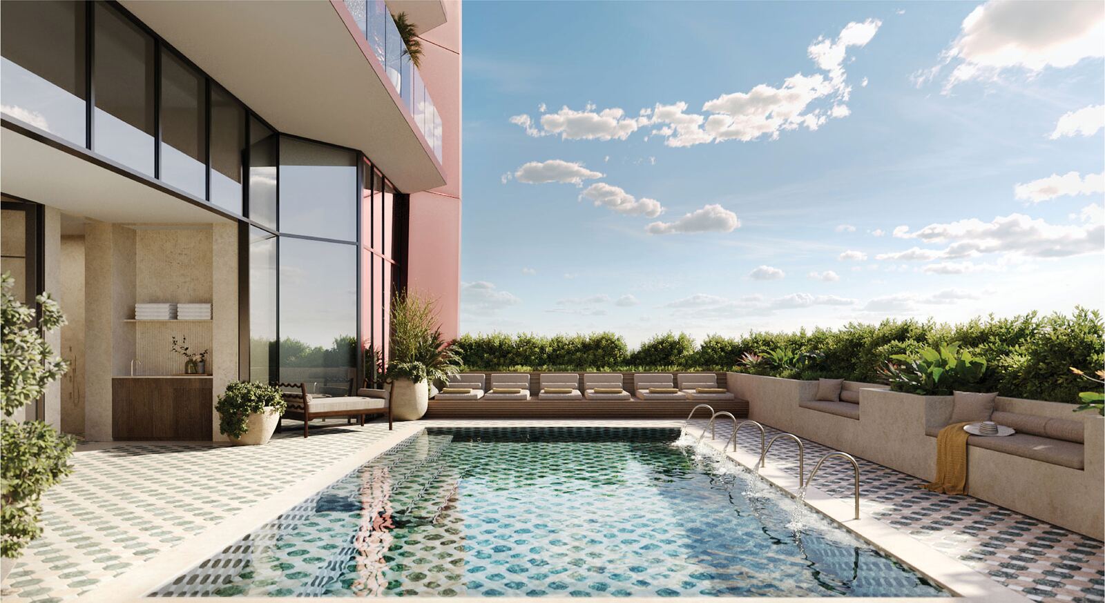 Piscina de terraza con mosaicos, fuentes, camastros y muros ajardinados en Villa Miami en Edgewater