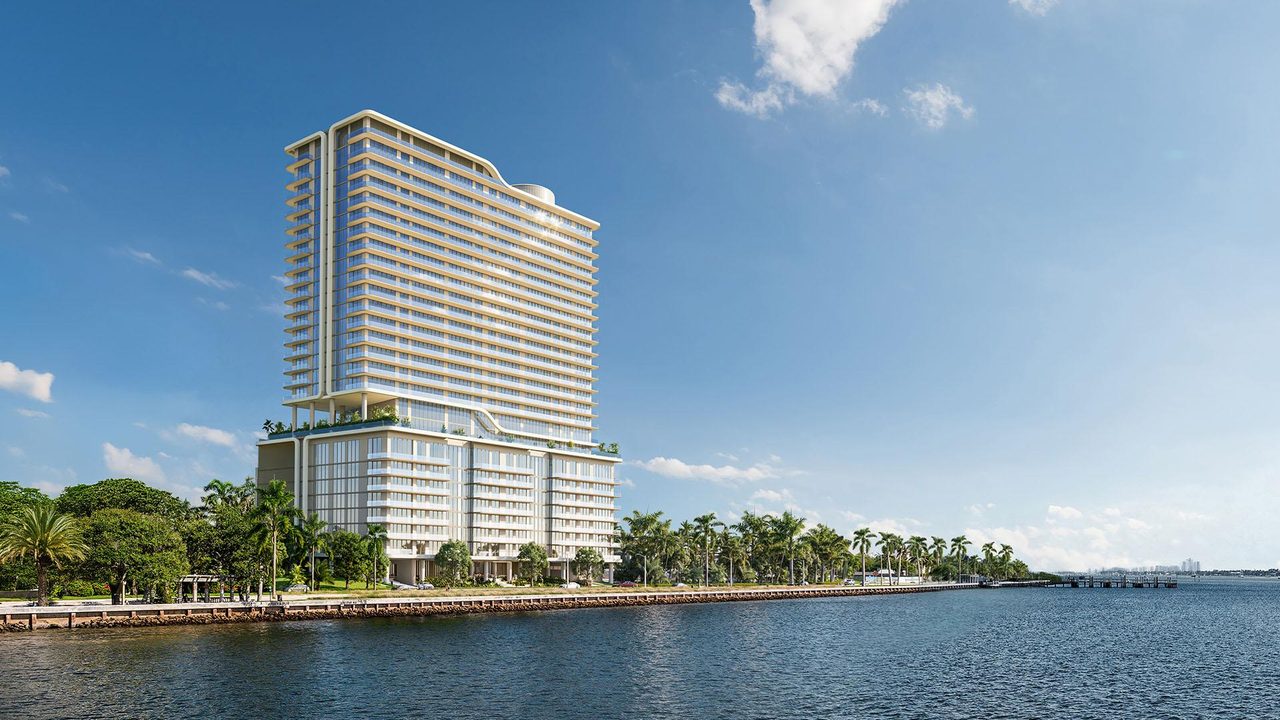 Torre de condominios de lujo frente al agua sobre la v&iacute;a fluvial Intracoastal en West Palm Beach, Florida