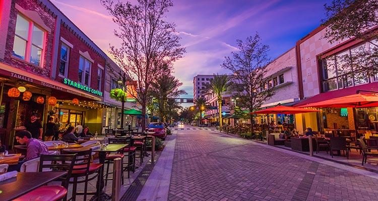 Cena al aire libre y ambiente nocturno en Clematis Street, en el centro de West Palm Beach, Florida